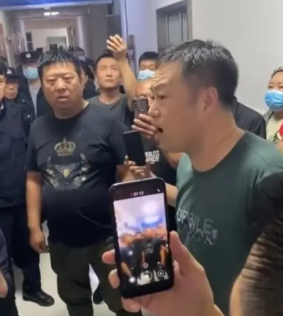 齐齐哈尔体育馆坍塌11人死亡，学生家属质疑坍塌原因，和救援流程