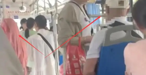 女孩穿cos服坐公交被大爷辱骂，本人发声