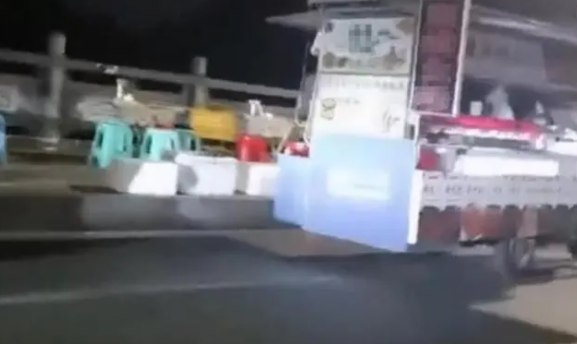 浙江一对夫妻深夜摆摊妻子突然跳河身亡，现场画面曝光，令人揪心