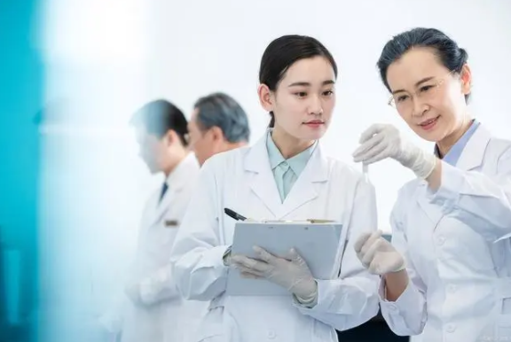 7成医生曝临床年收入不足10万，坦言：薪酬和实际付出不匹配