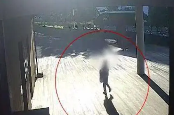 中国男子赴韩弃子：希望他在韩长大，网友：丢脸丢到国外去了