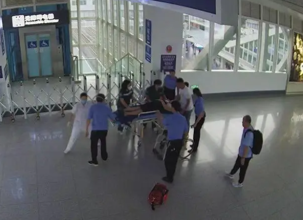 孕妇要早产？高铁多停6分钟，上演“生命接力”