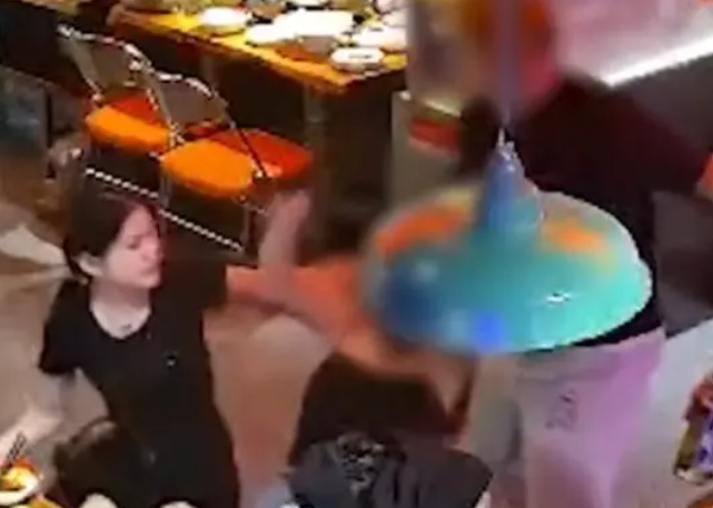 河南一男子强行买单搭讪失败，恼羞成怒扯头发拖拽女子，警方介入