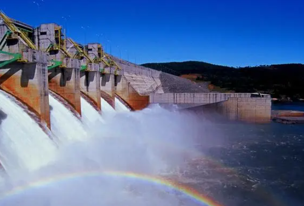 两初中生河床玩耍被水冲走身亡，家长怒斥水电站无预警