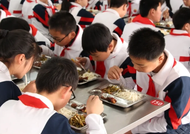 学校配餐公司被家委会突击检查，现场环境令人作呕，有关部门回应