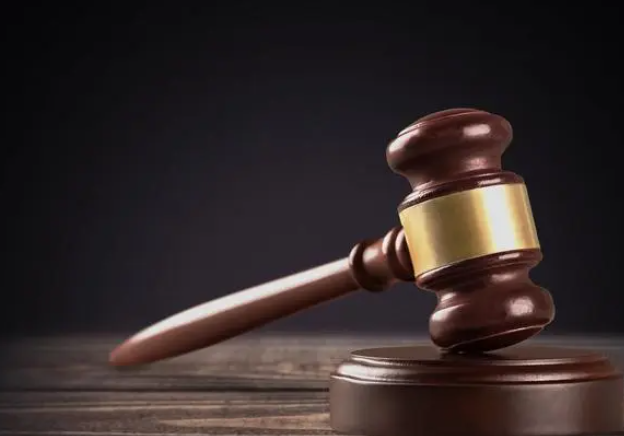 儿子在服刑母亲替其在粮食局领工资多年，局长知情不报还挪用资金