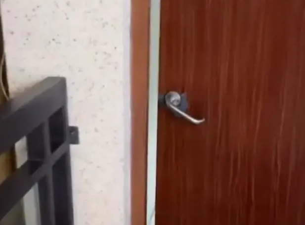 女生家中洗澡遭偷拍，凭脚印找到偷拍者，男子处以行政拘留5日