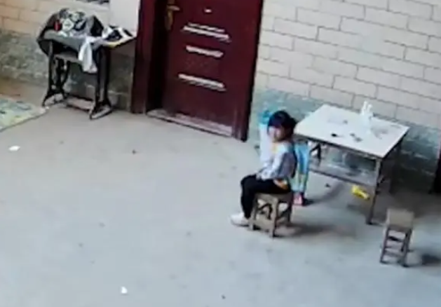 太辛酸！5岁女儿一遍遍喊妈妈，女子看后连夜开车10小时赶了回来