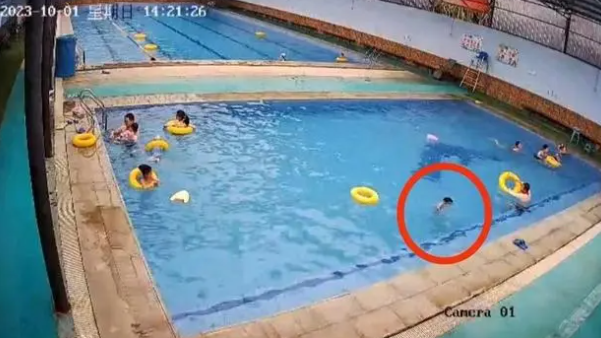 男童在游泳馆溺亡：数分钟无人发现，多部门介入调查