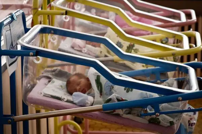 我国出生人口创新低，“首生率”已跌破50%！