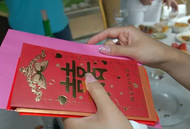 女子结婚要求前同事还礼400元！网友：这钱都要赖？