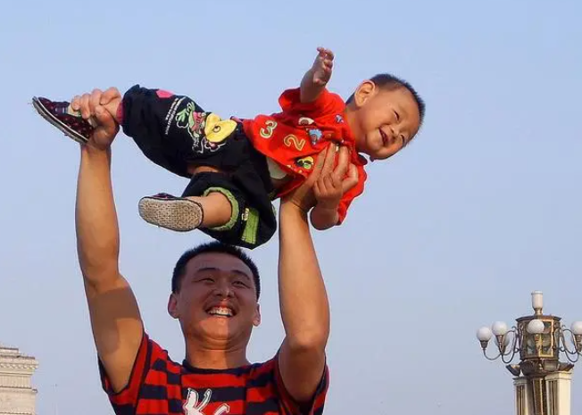 广东一爸爸将娃举过顶玩耍，没接住摔地上，家属：正在等检查结果