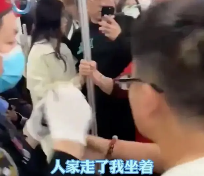 男子地铁上疑因没让座，被大妈当众扇耳光！网友：倚老卖老