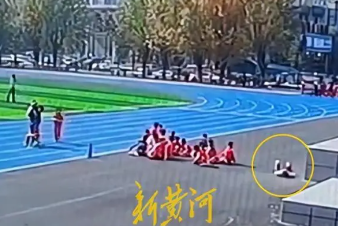 又是校园悲剧：女童体育课短跑后倒地猝！家长质疑学校施救不当？