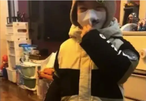 5岁娃将奶奶金镯子送给妈妈：征得奶奶同意带给妈妈的，老珍贵了