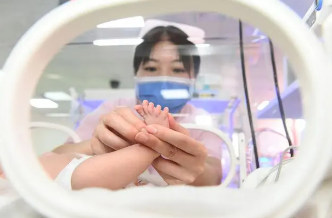 香港一女子为怀男胎听医生建议后生下2女婴，涉事医生被除牌半年