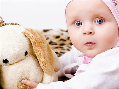 宝宝屈光不正就是近视吗？三岁儿童屈光不正的病因有哪些