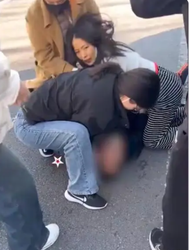 客车司机心脏骤停万幸一车乘客都是医护，抢救及时保住性命！