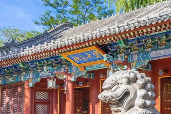 高校不提供宿舍引争议，北京大学回应不为专硕提供住宿：资源紧张