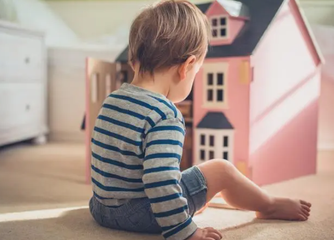 3岁宝宝独自在家冲奶喝，喝完不忘洗奶瓶，妈妈：心酸