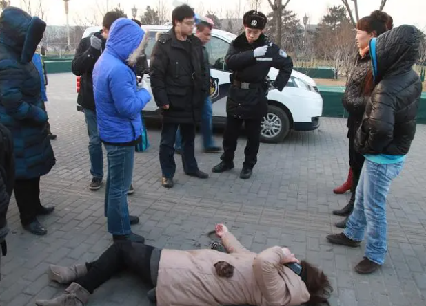 女子被丈夫打断腰椎住院后被砍数刀，家属称此前多次报警但没用