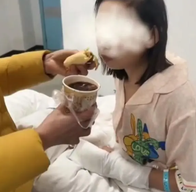 双胞胎姐姐与妹妹发生争执，竟将其双手肌腱割断，原因真的很无语