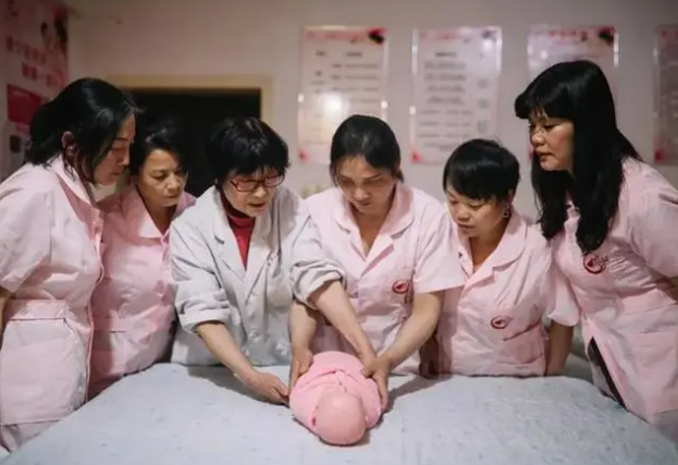 月嫂虐待不足满月的新生儿？宝妈报警求助，月子中心回应引争议