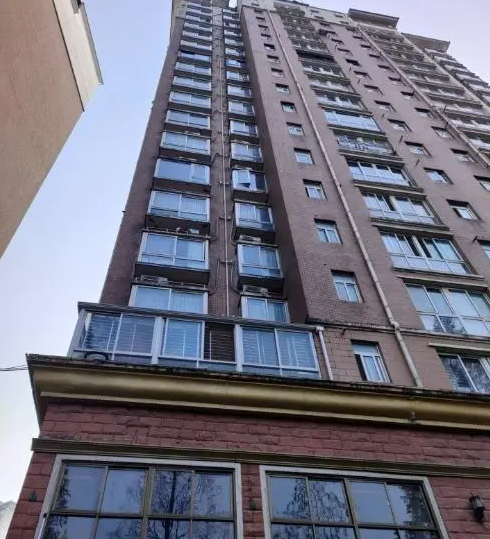 14楼玻璃坠落，孕妇被砸伤，绝望中终止妊娠