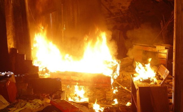 河南南阳一学校发生火灾，已致13人遇难，相关负责人已被控制