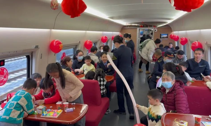 高铁有遛娃车厢了，网友：这波暖到了！
