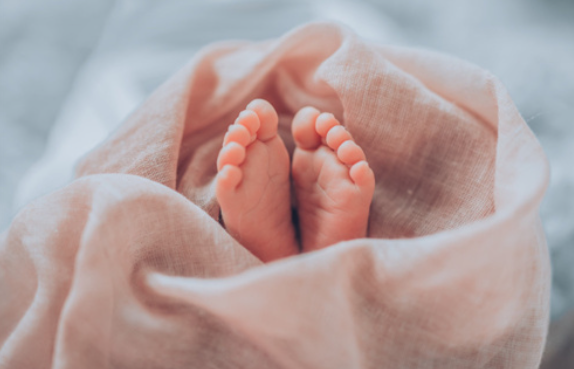 孩子睡觉喜欢踢被子怎么办？解决小孩踢被子的10个妙招,轻松防止小孩睡觉踢被