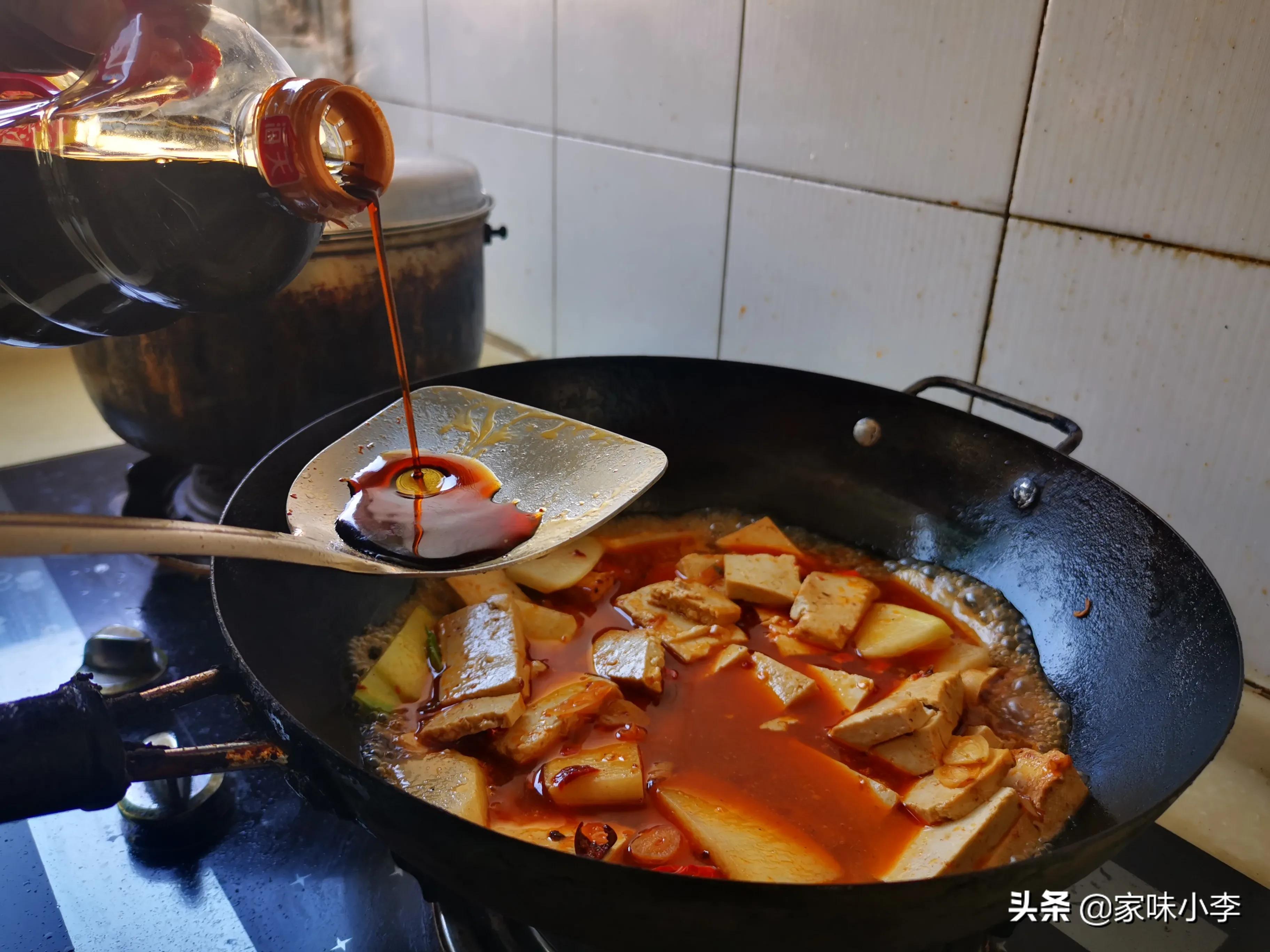 哄娃睡觉时这些动作可能对宝宝脊椎发育造成影响