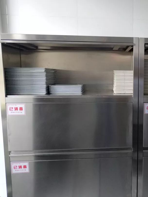 当宝宝第一次走路时，他们或许会感到迷茫和不安。然而，在父母的陪伴和关爱下，他们最终会克服困难，实现这个重要的里程碑。