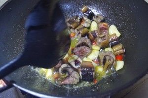 孩子头发稀黄可能是由这些因造成：营养不良