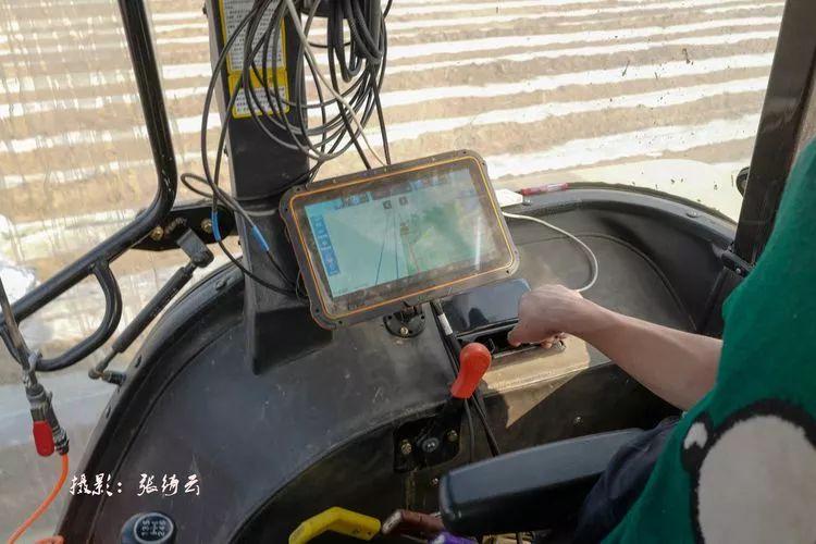 宝宝喝水姿势错误易呛到？正确选择奶嘴是关键