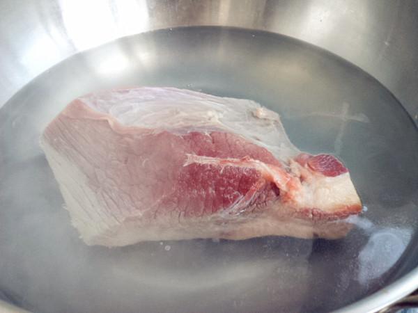 耳朵方出现包块，按压时疼痛，可能是哪些因导致的？